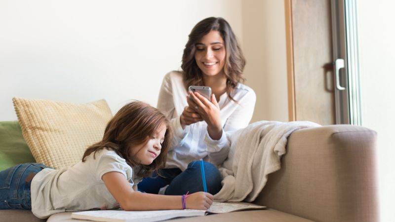 mãe configura telefone para filho