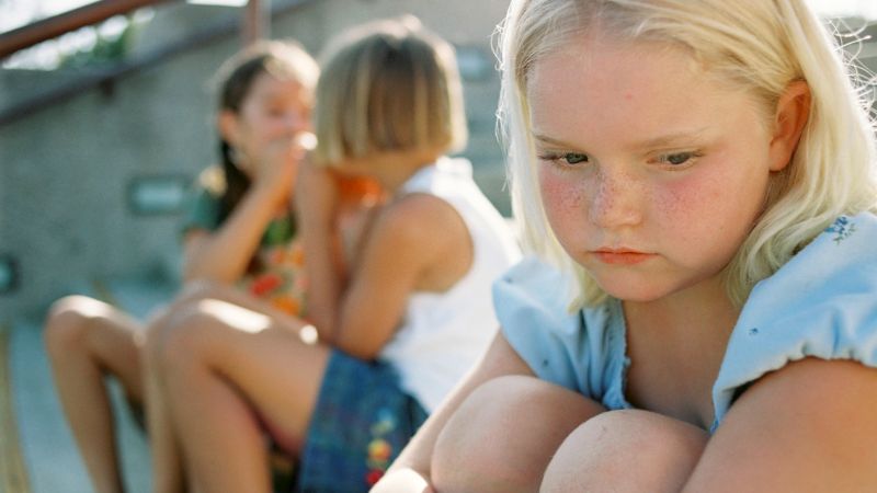 如何帮助害羞的孩子社交