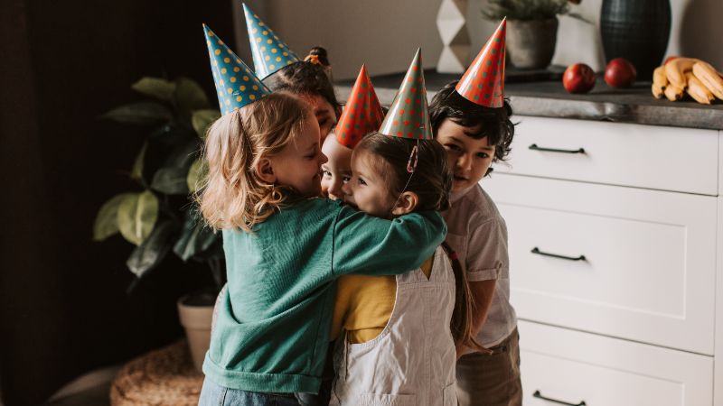 孩子们互相拥抱